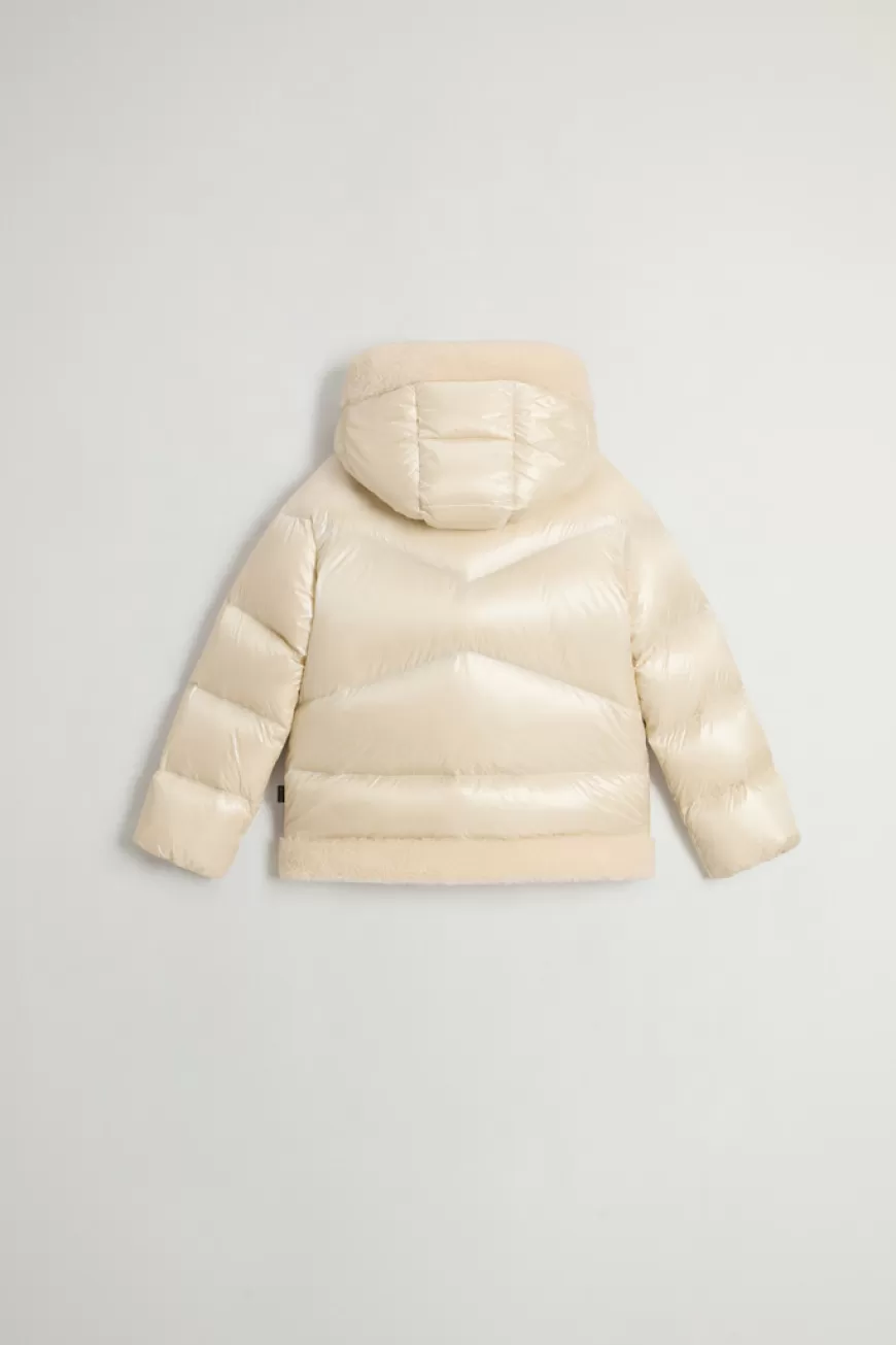 Daunenjacke für Mädchen aus glänzendem Nylon mit Besätzen aus Sherpa>Woolrich Store