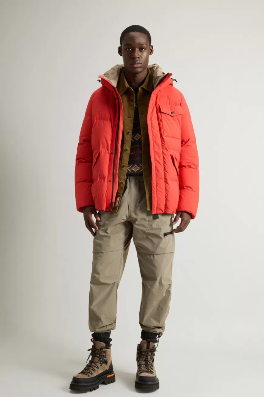 Stückgefärbte Daunenjacke aus Nylon mit Kapuze>Woolrich Online
